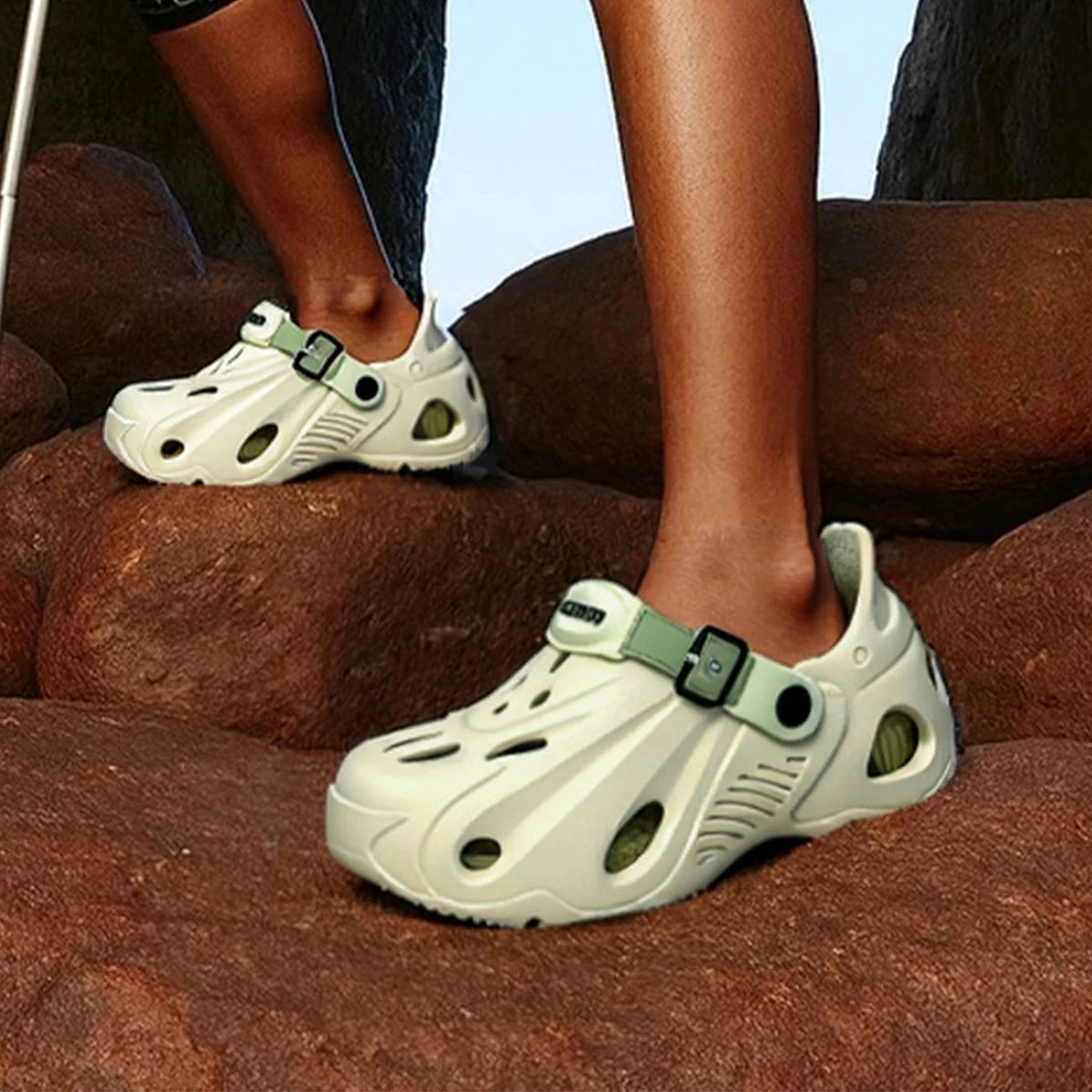 Men's Clogs for Outdoor Wear, Non-Slip, Odor-Resistant, Soft-Soled, Water-Resistant, Beach Sandals, Breathable, Thick-Soled Sandals for Men